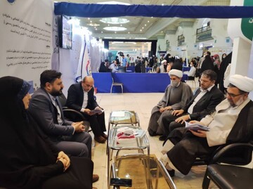 بازدید حجت الاسلام والمسلمین روستاآزاد  از بخش مشاوره های قرآن بنیان نمایشگاه قرآن