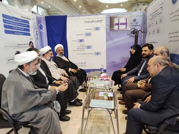 بازدید حجت الاسلام والمسلمین روستاآزاد  از بخش مشاوره های قرآن بنیان نمایشگاه قرآن