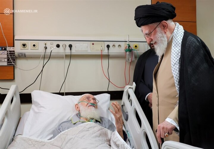 عیادت رهبر از آیت‌الله نوری‌همدانی