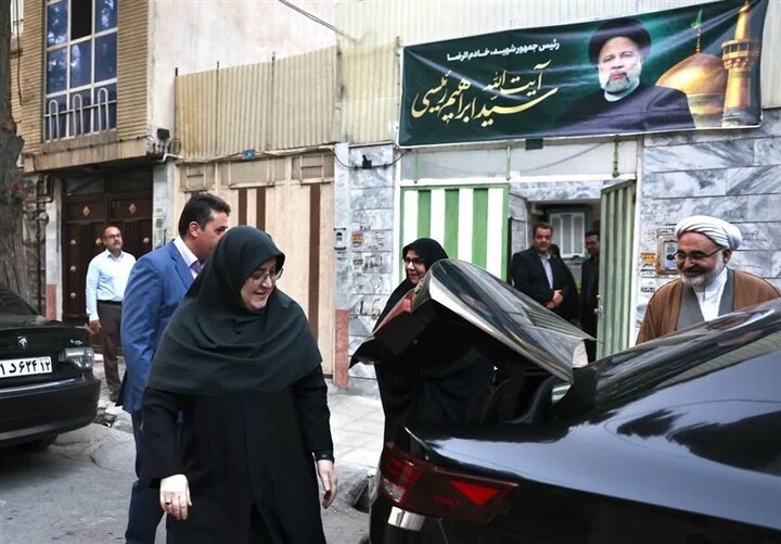 دیدار سخنگوی دولت با مادر شهید رئیسی