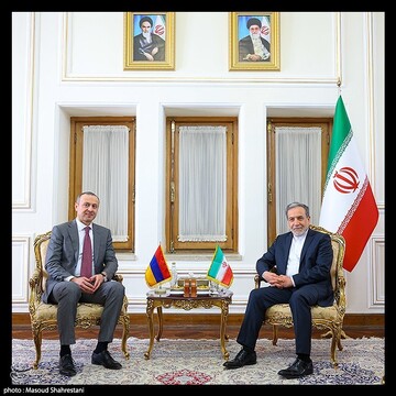 دیدارهای عراقچی با دبیر شورای عالی امنیت ملی ارمنستان و وزیر امور خارجه تاجیکستان