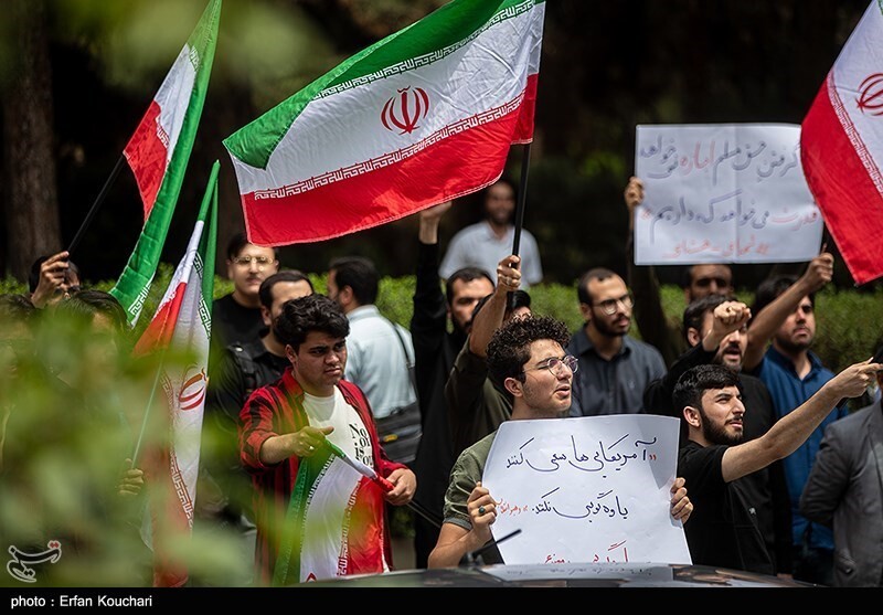 اجتماع دانشجویی در حمایت از حق غنی‌سازی اورانیوم