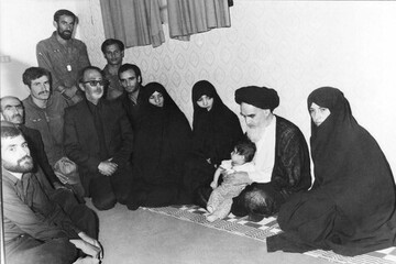 امام خمینی (ره) زن را مربی انسان می‌دانند