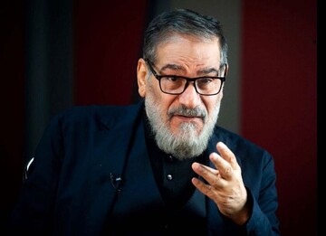 شمخانی: زنده‌ام و این تنِ زخم‌خورده، سپر بلای ملت خواهد بود