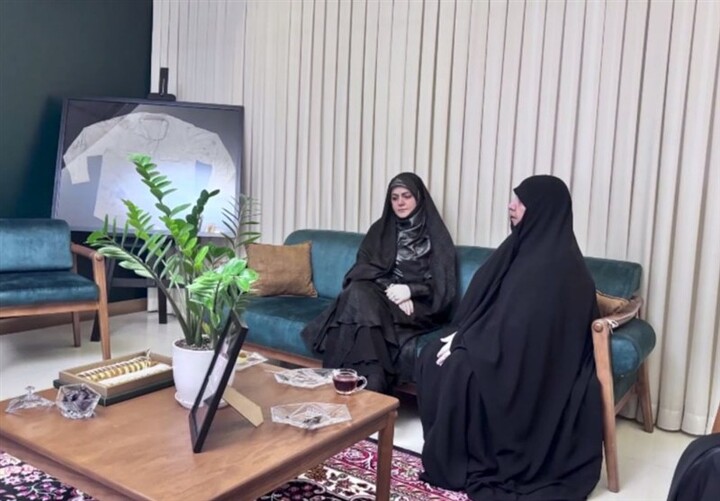 حضور زهرا پزشکیان در منزل شهید حاجی‌زاده