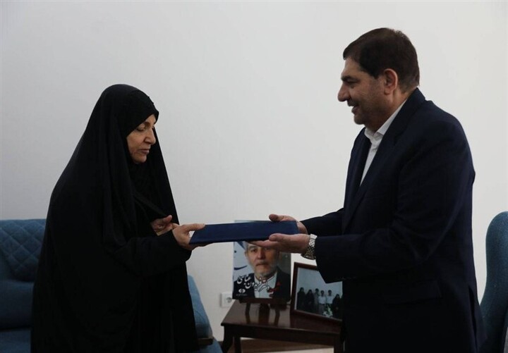 ابلاغ سلام امام خامنه‌ای به خانواده شهید فریدون عباسی توسط مخبر