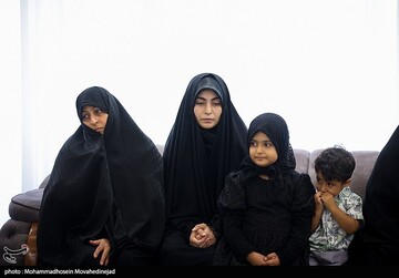 دیدار جمعی از چهره های رسانه‌ای زنان با خانواده شهید باقری