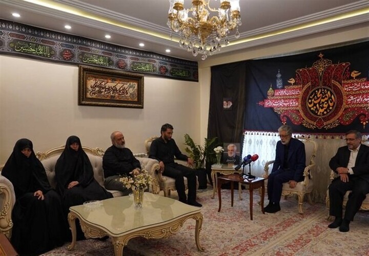 ابلاغ سلام و تسلیت رهبر معظم انقلاب به خانواده شهید طهرانچی توسط حدادعادل