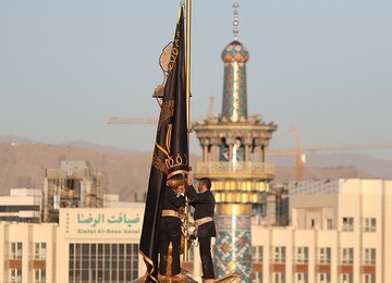 مراسم تعویض پرچم گنبد حرم مطهر رضوی
