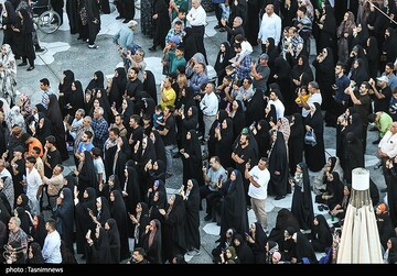 مراسم تعویض پرچم گنبد حرم مطهر رضوی
