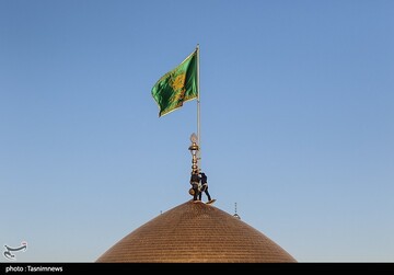 مراسم تعویض پرچم گنبد حرم مطهر رضوی