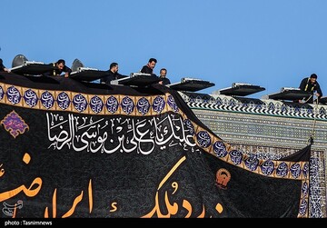 مراسم تعویض پرچم گنبد حرم مطهر رضوی