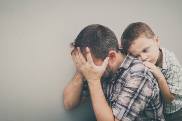 به دلیل اعتیاد پدرم، از اقدام به ازدواج خجالت می کشم