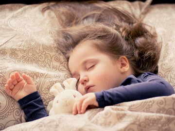 دلیل مقاومت بچه برای خوابیدن چیه؟