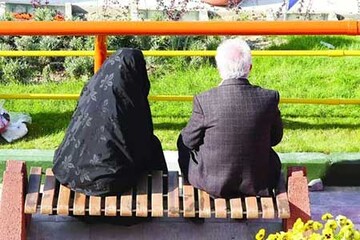 چرا برخی فرزندان در مقابل ازدواج والدینِ تنها مقاومت می‌کنند؟