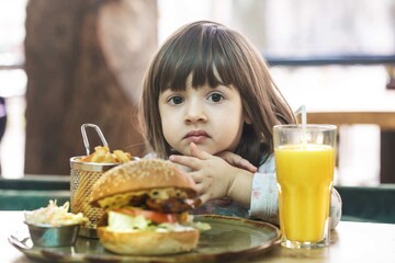 چگونه کودکان را از بمباران خوراکی‌های رنگارنگ نجات دهیم؟