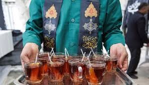 روایت چای‌هایی که در حرم به یاد رهبر شهید دم شد +فیلم