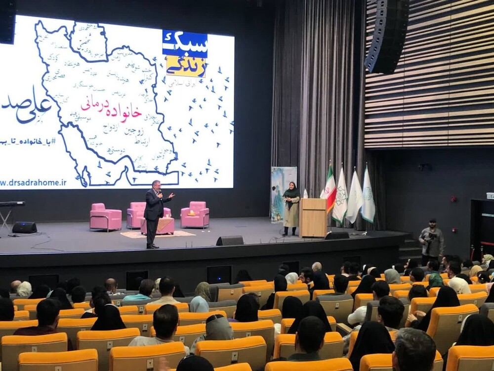 گزارش تصویری| «آغاز عاشقانه» زوجین تهرانی در عمارت بلدیه