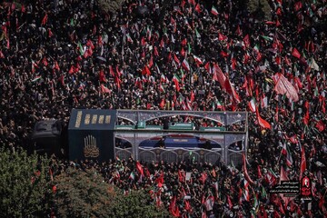 پیکر مطهر «آقای شهید ایران» در آغوش جمعیت گسترده عزاداران